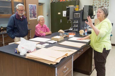 Toni Corelli demonstrating how to mount a plant specimen