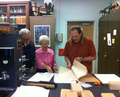 Interleaving mounted specimens to dry